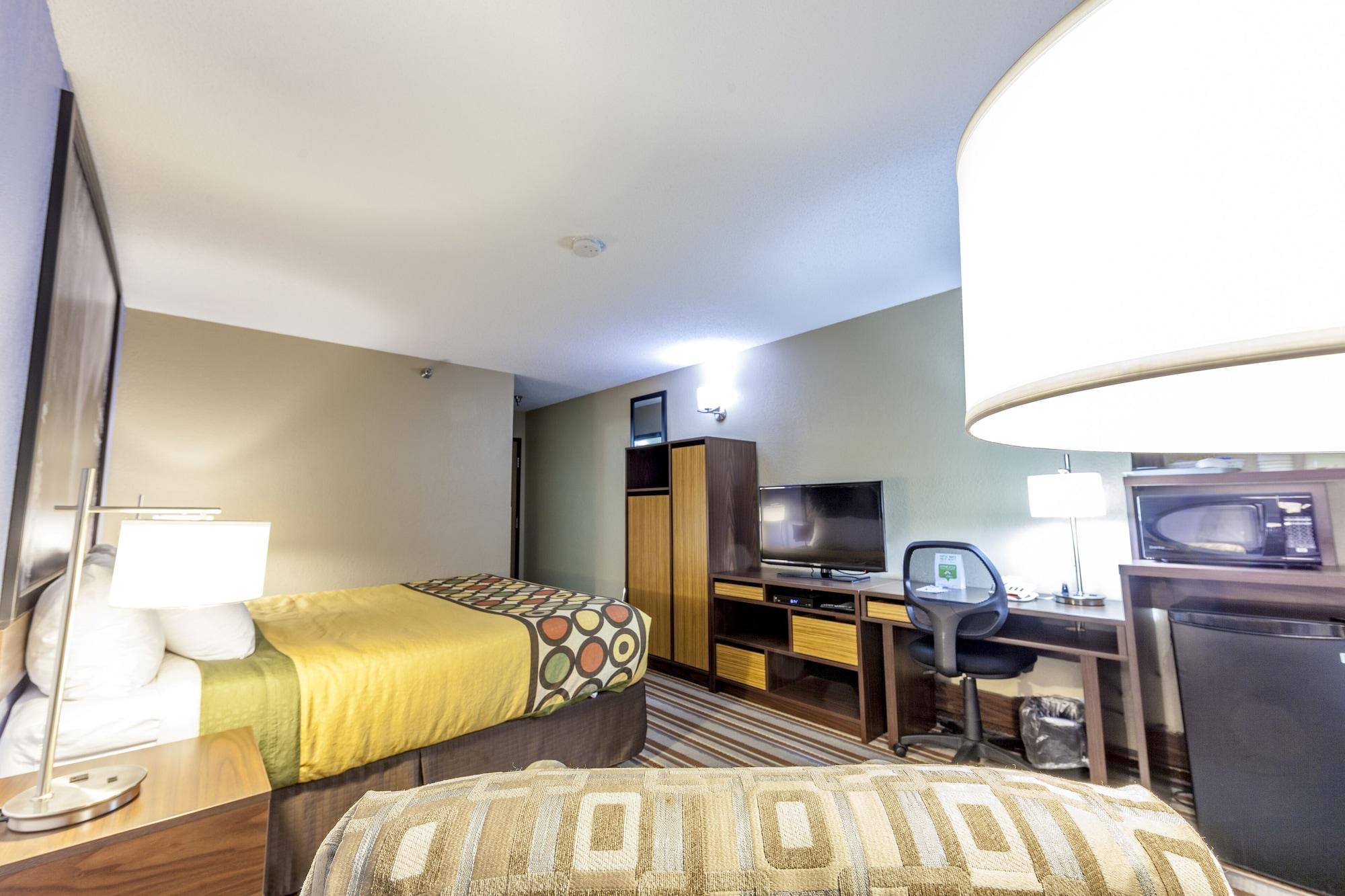 Hotel Super 8 By Wyndham Kamloops On The Hill Exterior foto