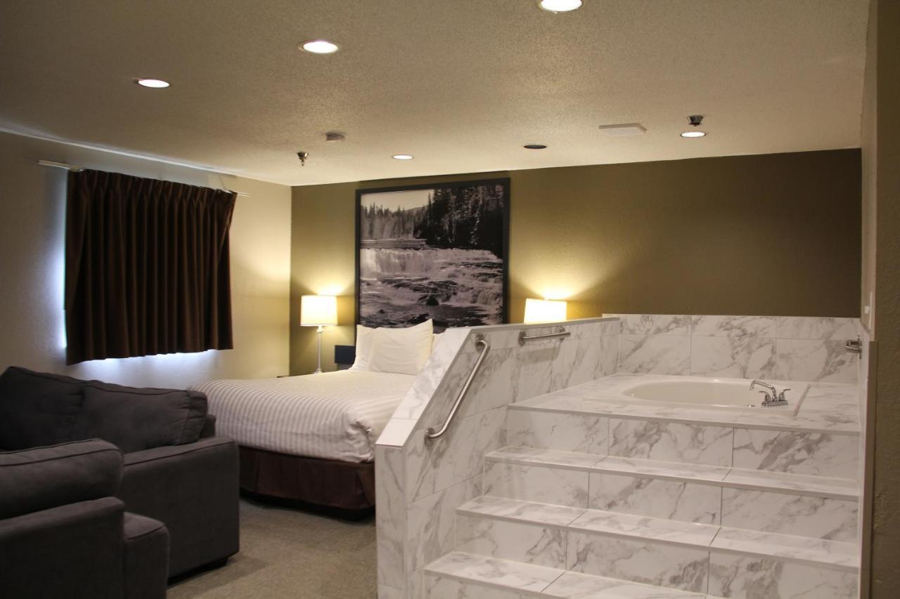 Hotel Super 8 By Wyndham Kamloops On The Hill Exterior foto