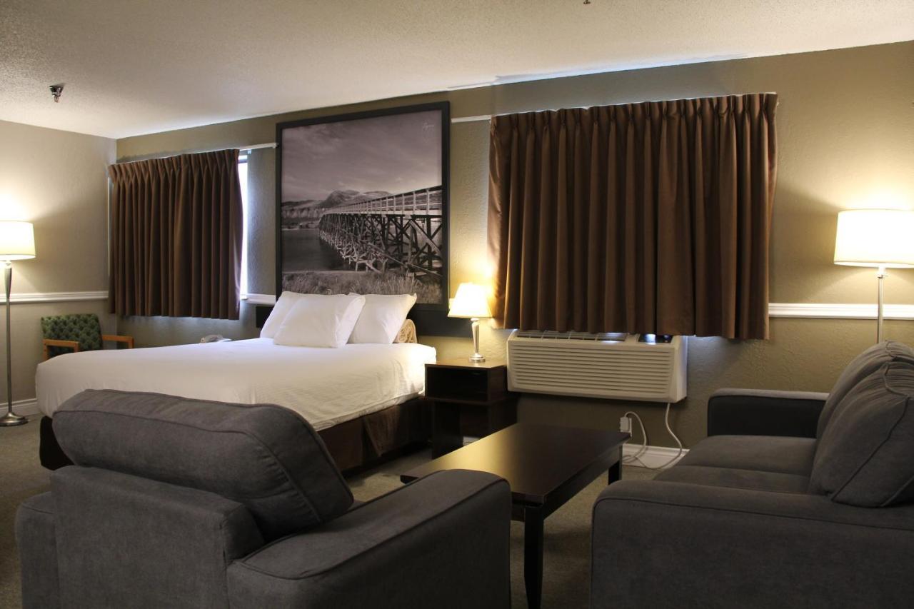 Hotel Super 8 By Wyndham Kamloops On The Hill Exterior foto